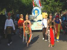 Semarak Karnaval HUT Ke-64 RI Bersama Bung Itung di Pacitan (Indonesian Version)  
